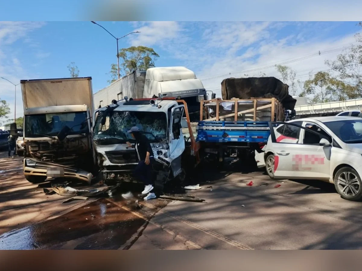Engavetamento com cerca de 25 veículos interdita a BR-040 na Grande BH