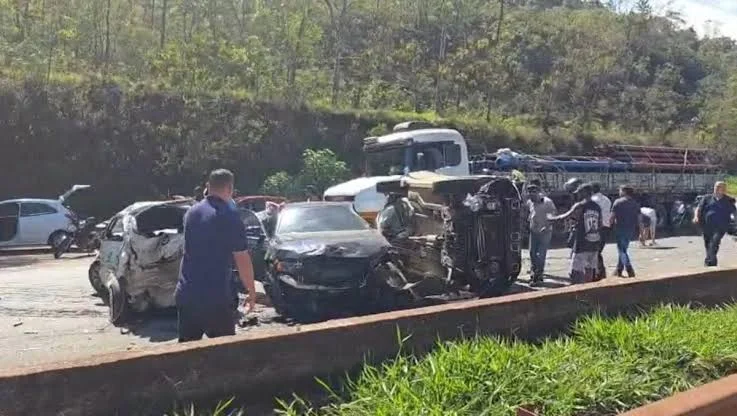 Engavetamento com cerca de 25 veículos interdita a BR-040 na Grande BH — foto 2