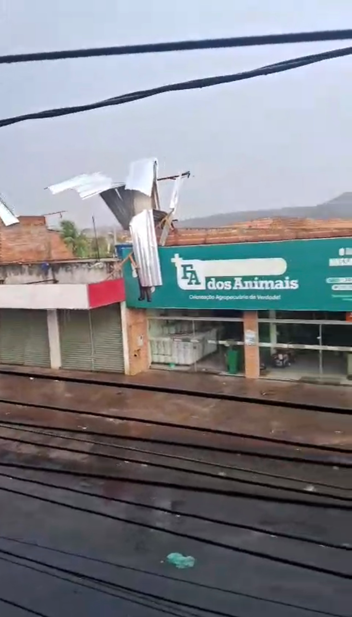 Chuva forte e ventania causam estragos e arrancam telhado em Mato Verde — foto 2