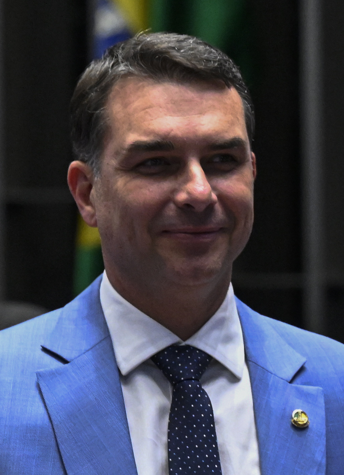 Flávio Bolsonaro transmite live semanal no YouTube após avançar ao segundo turno presidencial