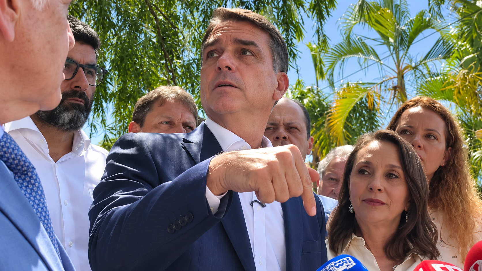 Flávio Bolsonaro defende fim da reeleição e diz que regra pode valer para seu governo