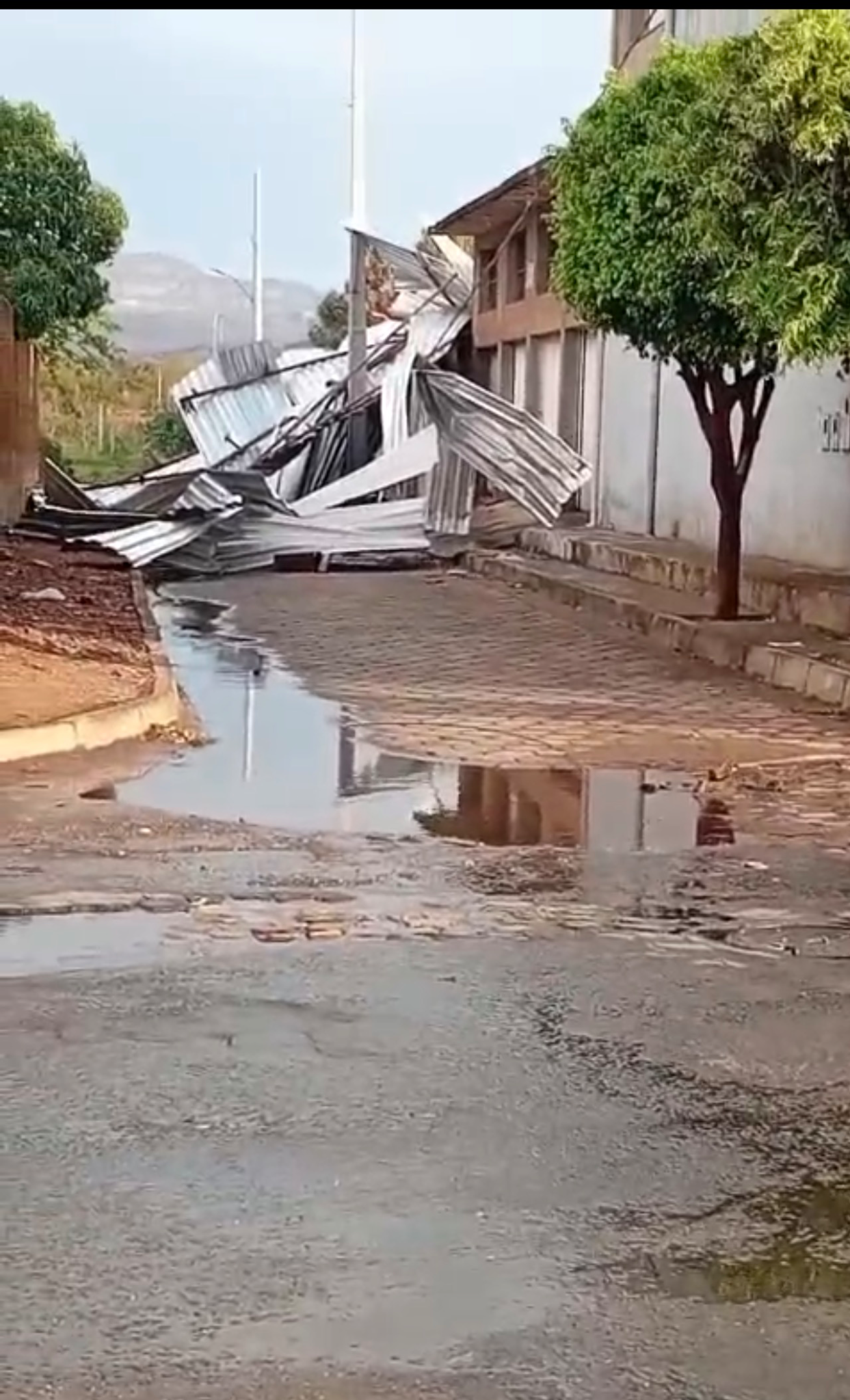 Chuva forte e ventania causam estragos e arrancam telhado em Mato Verde — foto 4