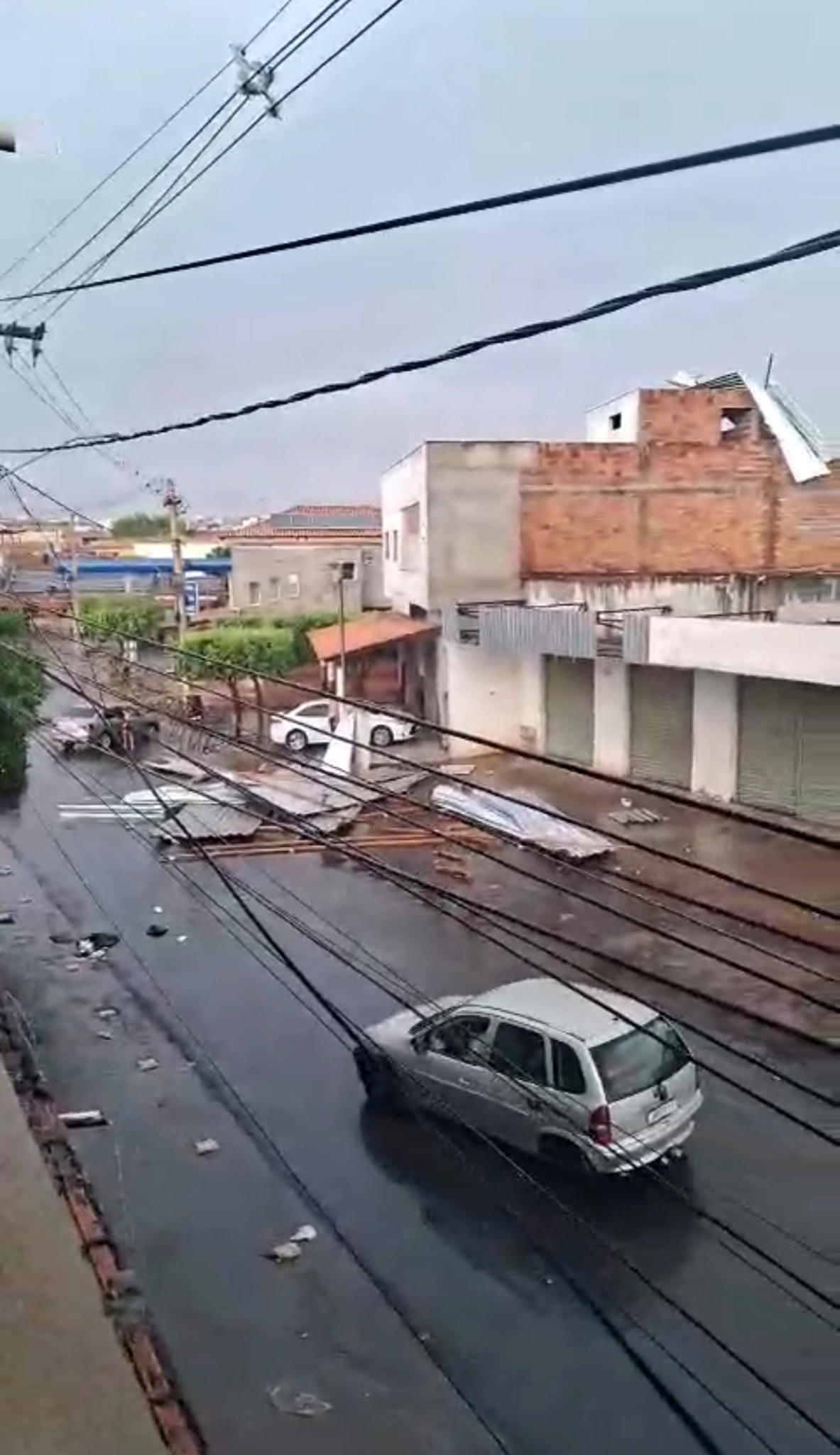 Chuva forte e ventania causam estragos e arrancam telhado em Mato Verde — foto 3