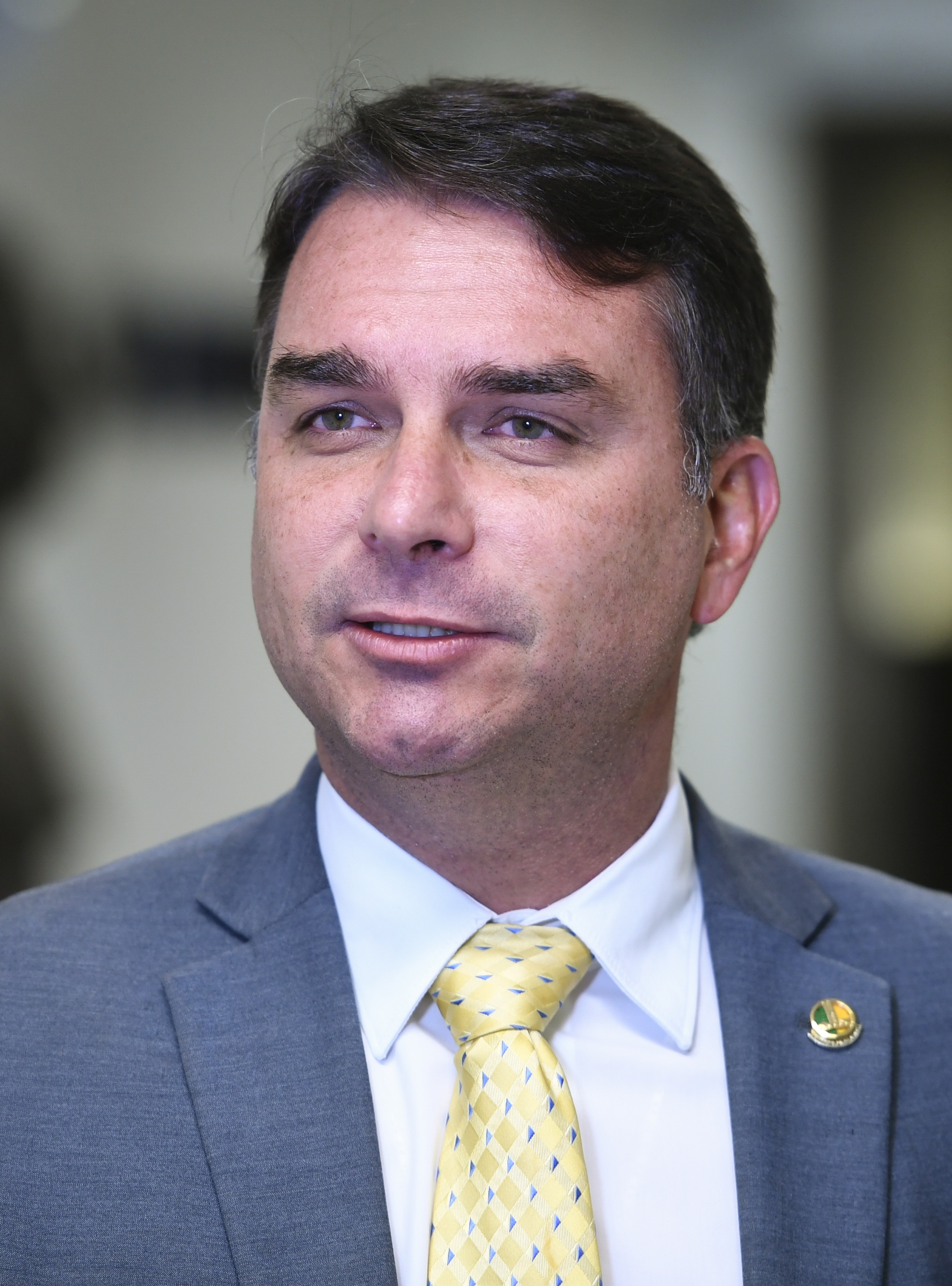 Falha técnica deixa propaganda de **Flávio Bolsonaro** sem som na TV
